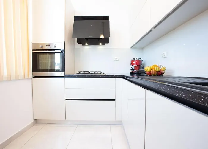 Ms 3br Near Kolovare Apartament