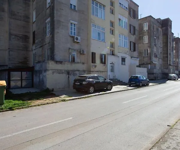 Ms 3br Near Kolovare Apartament